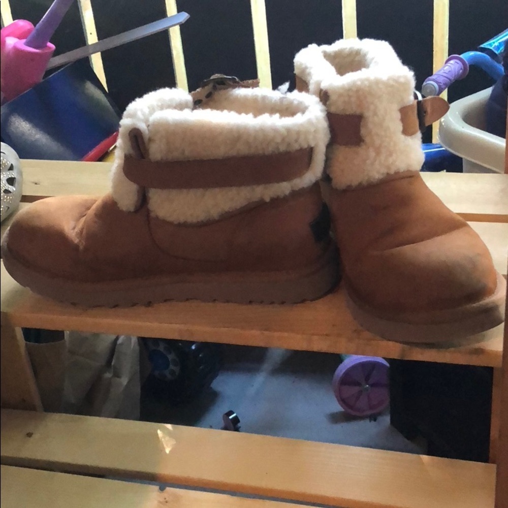 Tan fur uggs
